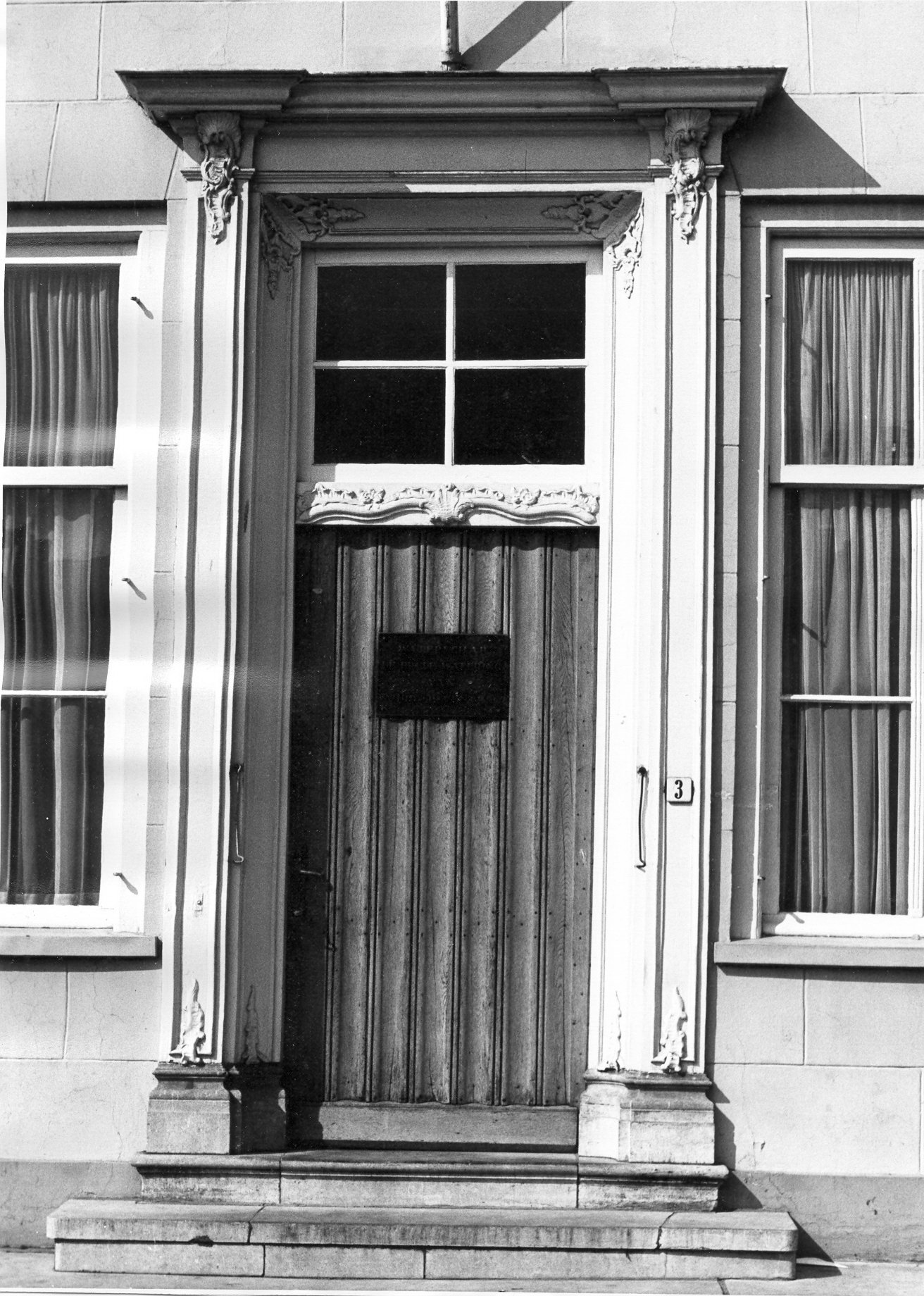 De ingang van de herberg, later hotel, De Zoutkeet, Grote Markt 1-3 te Goes, ca. 1970.