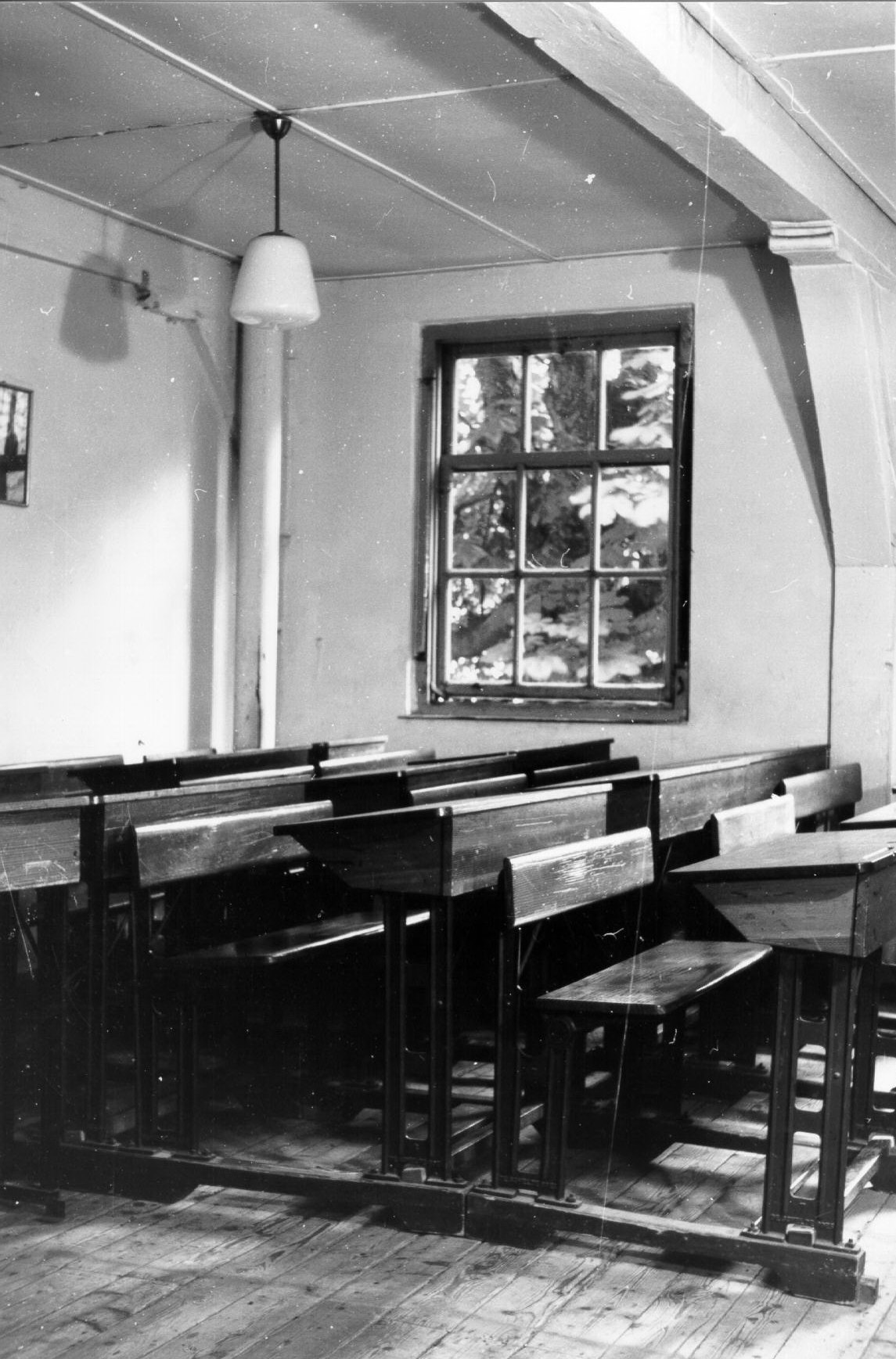 Klaslokaal in het in 1940 gesloten weeshuis, ca. 1960.